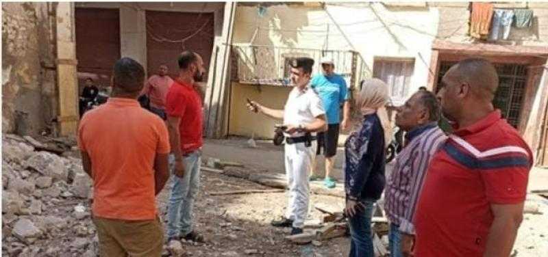 انهيار أجزاء من عقار قديم في الإسكندرية.. واللجنة الهندسية تخليه من السكان