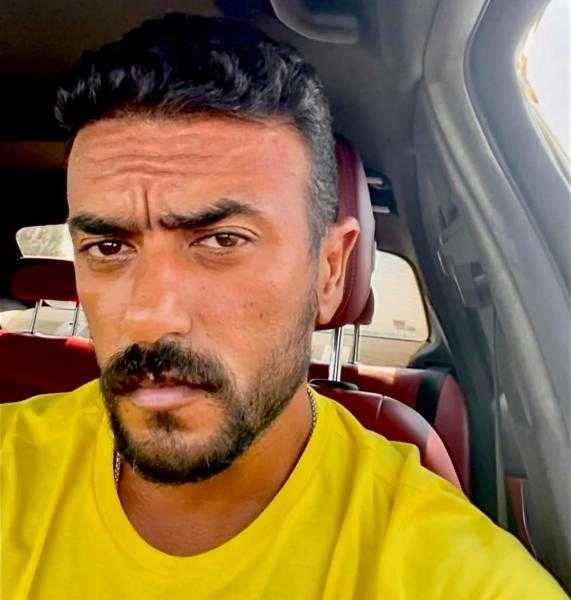 أحمد العوضي يمازح جمهوره: «التيشيرتايه صفرا بس وعهد الله القلب أبيض»