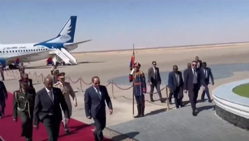 شاهد.. لحظة استقبال السيسي لرئيس مجلس السيادة السوداني
