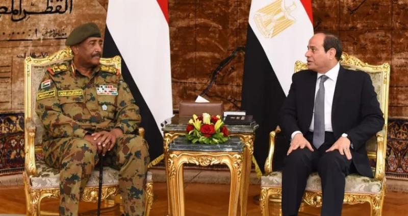 السيسي يعقد جلسة مباحثات مشتركة مع رئيس مجلس السيادة السوداني