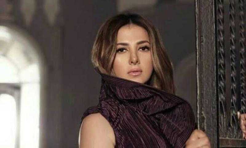 دنيا سمير غانم تشارك جمهورها بأحدث ظهور لها على شاطئ البحر