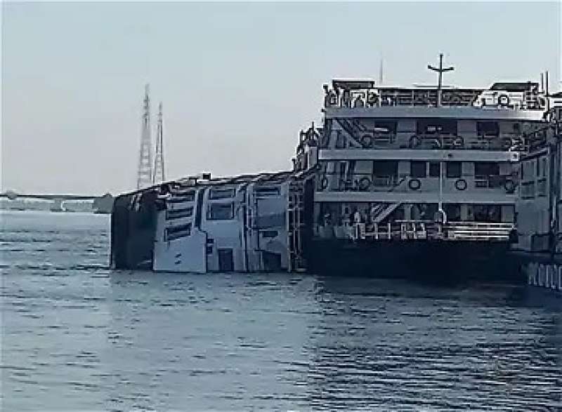 غرق مركب سياحي في الأقصر