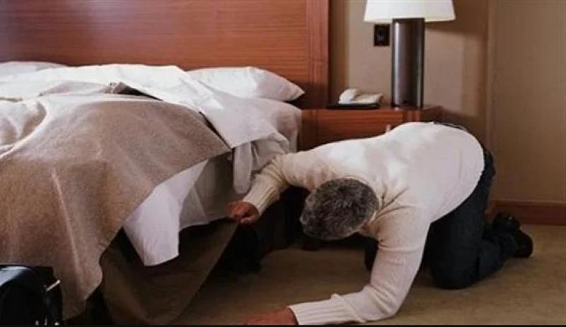 مستخبي تحت السرير.. التحقيق مع سيدة ضبطها زوجها عارية مع عشيقها