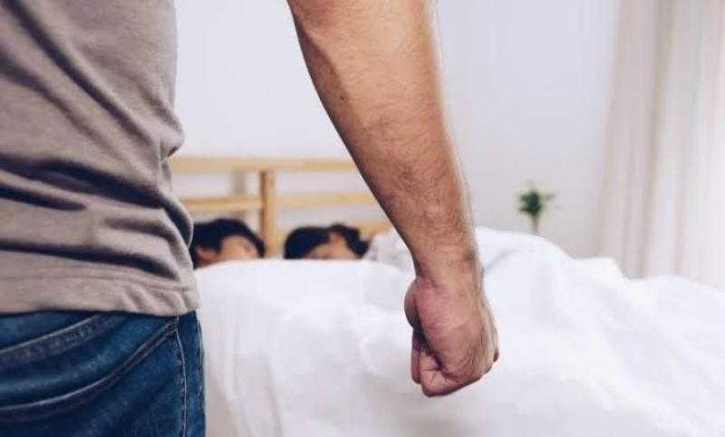 «دون ملابس».. سائق يضبط زوجته مع عشيقها في 15 مايو