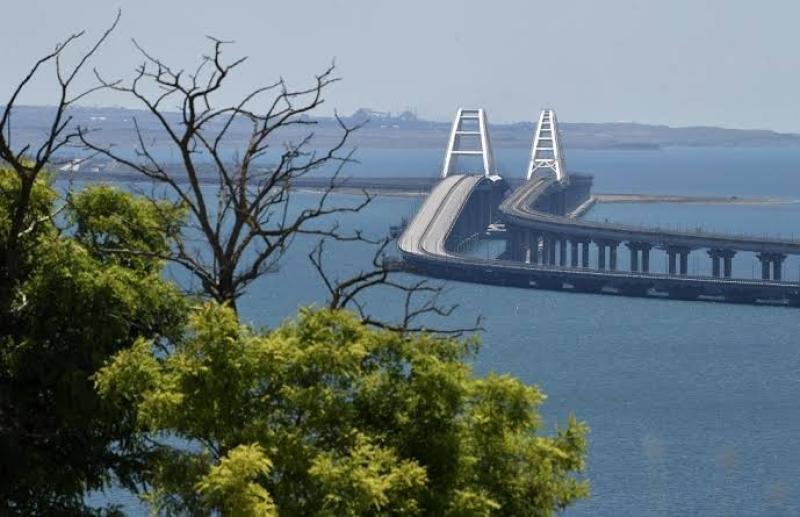 صور أقمار اصطناعية تظهر حاجزا من سفن غارقة بجانب جسر القرم