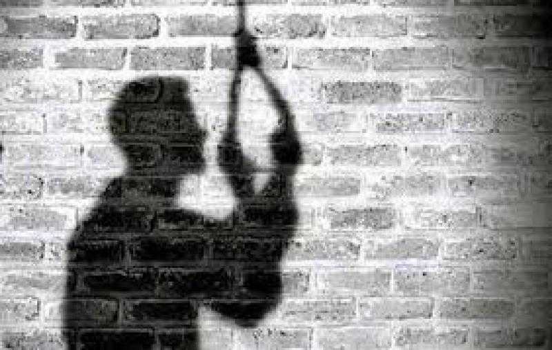 العثور على جثة شاب ”مُعلقة” في سقف منزله بالمعصرة