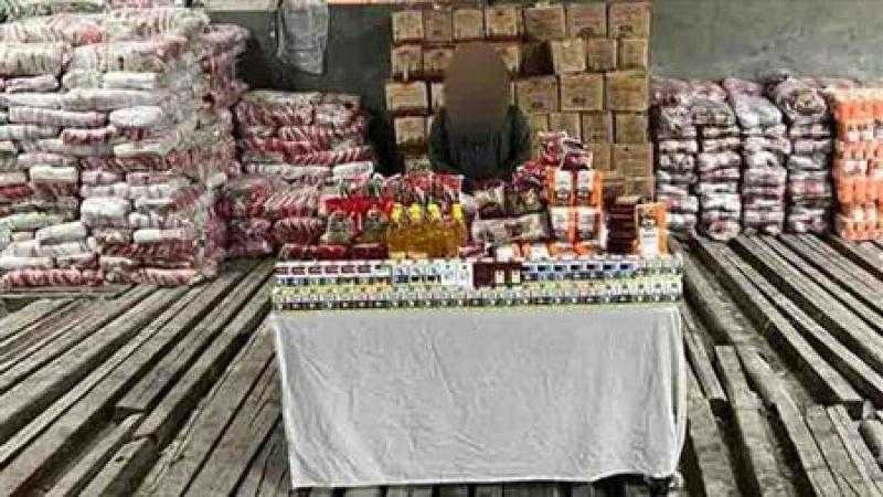 ضبط تاجر في أسيوط يُعيد تعبئة السلع التموينية وبيعها بالأسواق