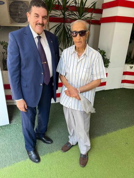 الإذاعي الكبير فهمي عمر يزور نادي الزمالك و«البناني» يستقبله