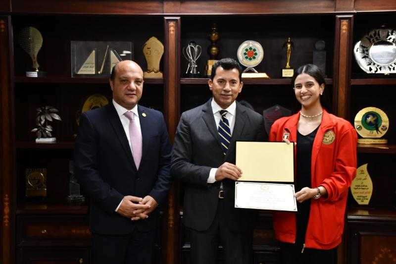 وزير الرياضة يستقبل حبيبة مرزوق