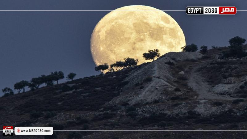 القمر الأزرق