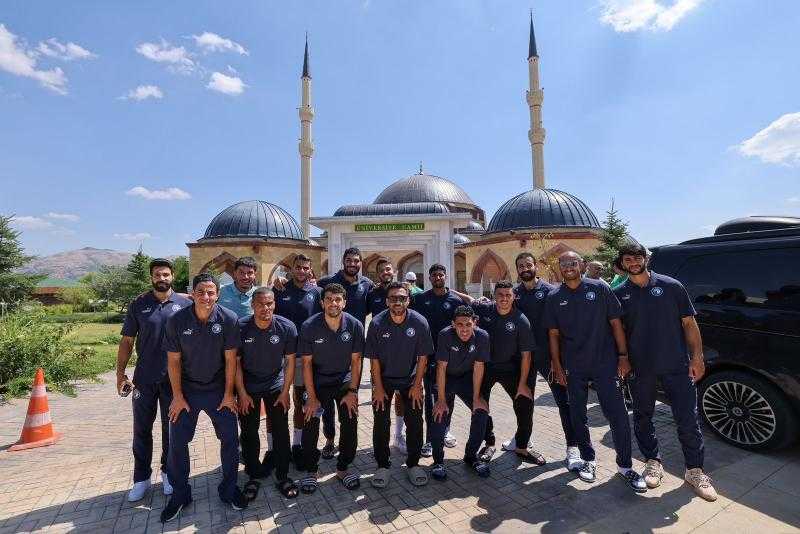 بعثة بيراميدز تصلي الجمعة بمعسكر تركيا