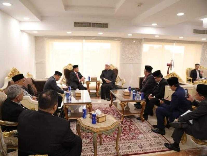 نظير عياد يستقبل وفدًا ماليزيًا رفيع المستوى