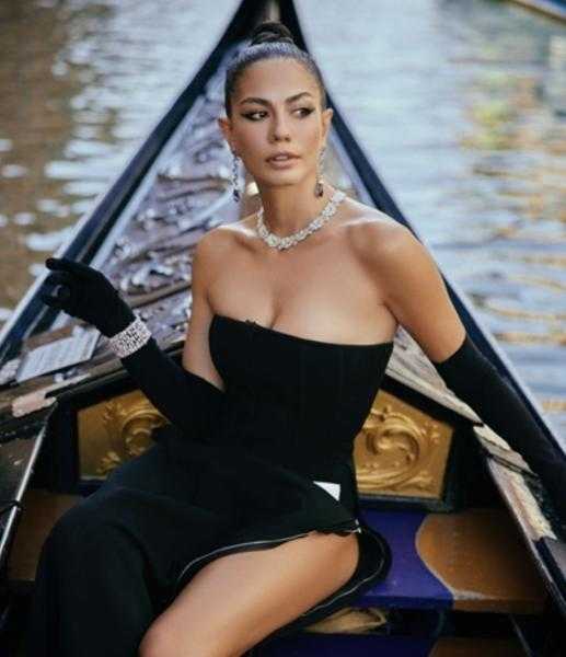 ديميت أوزدمير في مهرجان فينيسيا بإطلالة تجاوزت الـ 300 ألف ومصوري الحفل يتجاهلوها