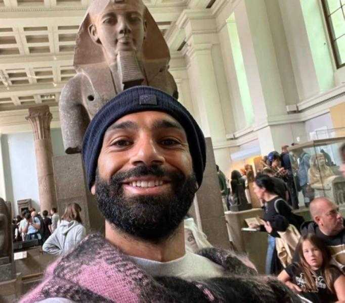 كبير الأثريين يكشف حقيقة الصورة المتداولة لمحمد صلاح بالمتحف البريطاني