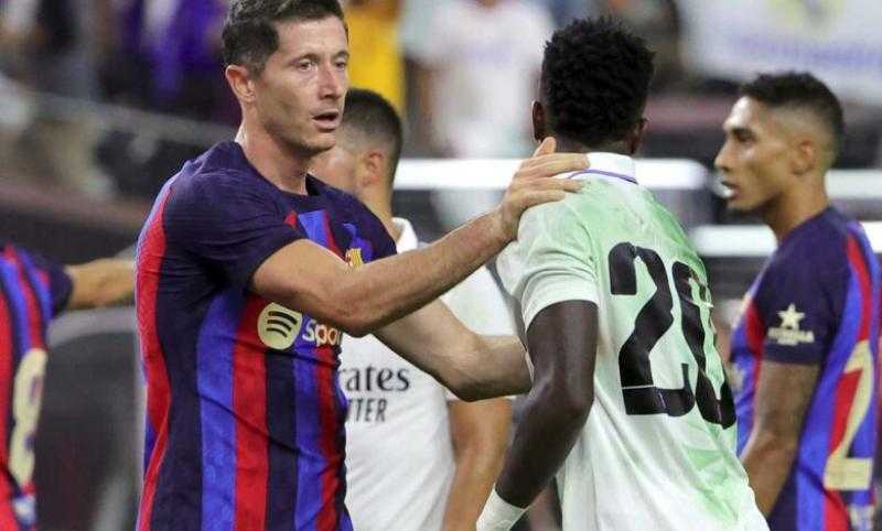 ليفاندوفسكي ينقذ برشلونة من فخ أوساسونا بالدوري الإسباني