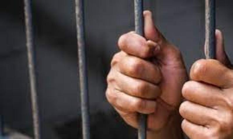 تعبيرية عن حبس شخص