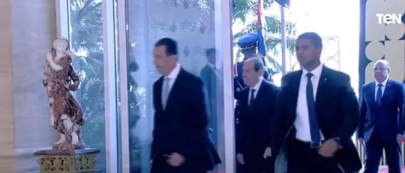 شاهد لحظة وصول السيسي مقر انعقاد المؤتمر العالمي للسكان والصحة.. «فيديو»