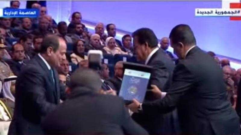 وزير الصحة يقدم للرئيس السيسي نسخة من الاستراتيجية الوطنية للسكان 2023-2030