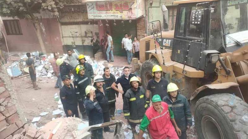 جانب من  انهيار عقار بحدائق القبة