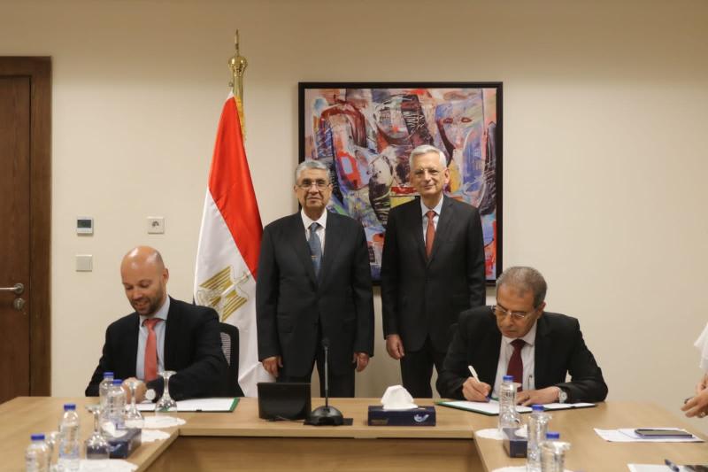 «شاكر» والسفير الفرنسي يشهدان توقيع مذكرتي تفاهم بين الكهرباء و«EDF» الفرنسية