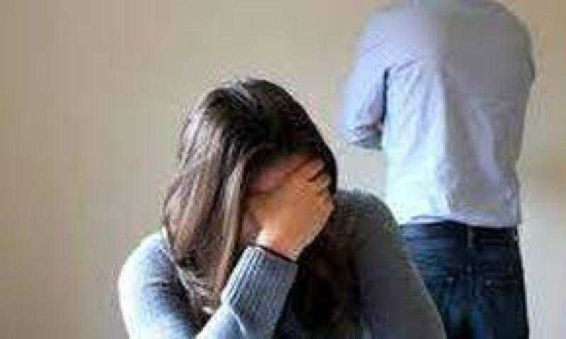 «سالي» تطلب خلع زوجها: «بيعاملني كالخادمة في منزله»