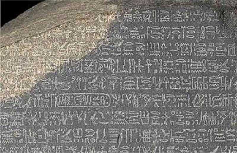 «مش هنسكت عن حقنا».. زاهي حواس يكشف محاولات استرداد حجر رشيد