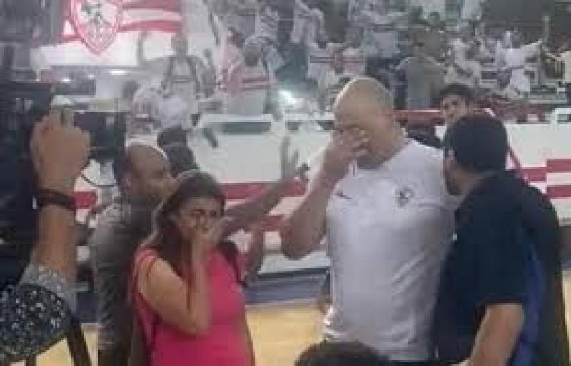 شاهد.. بكاء مدرب ولاعبي الزمالك بسبب عدم استخراج «الكارنيهات» لوجود مديونيات على النادي