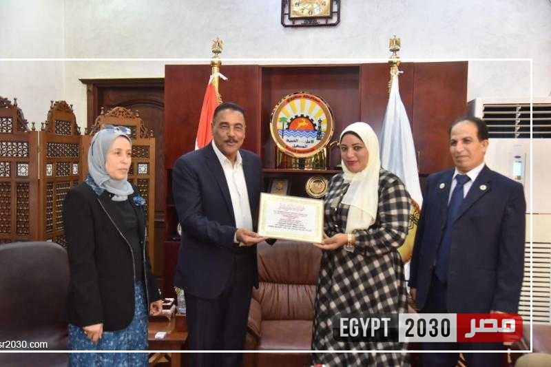 محافظ مطروح يستقبل مسئولي شركة عجيبة للبترول لاحتفالية توزيع 250 شنطة مدرسية