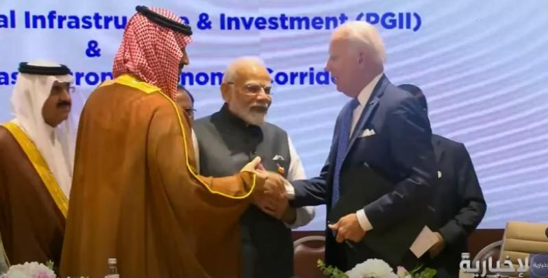 بايدن يُصافح ولي العهد السعودي