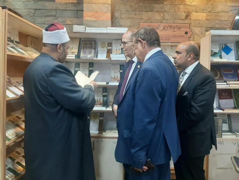 المستشار حافظ عباس خلال تفقده جناح الأزهر