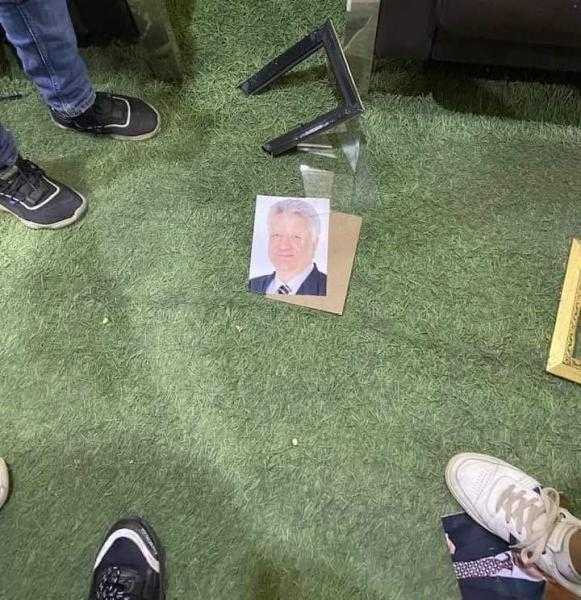 شاهد.. إزالة صور مرتضى منصور من لائحة شرف رؤساء نادي الزمالك وإلقائها على الأرض
