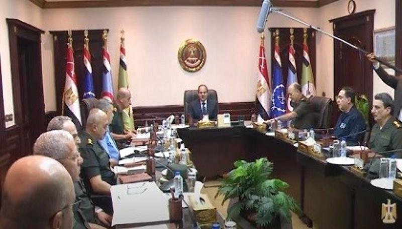 شاهد.. لقاء السيسي بقادة القوات المسلحة بشأن دعم الأشقاء في ليبيا والمغرب «فيديو»