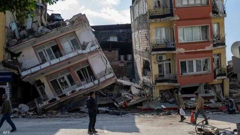 باحث يُفجر مفاجأة: يوجد جهاز في 20 دولة لصناعة الزلازل - فيديو