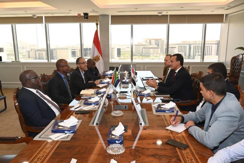 مساعد وزير الإسكان يلتقى مستشار نائب رئيس جنوب أفريقيا لشئون التخطيط