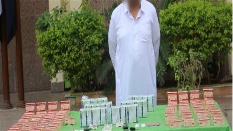 التحقيق مع تاجر مخدرات لحيازة 19 ألف قرص ترامادول وحشيش بكرداسة