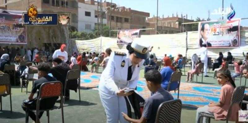 شاهد.. «الداخلية» توزع حقائب مدرسية وعبوات غذائية على الأسر الأولى بالرعاية