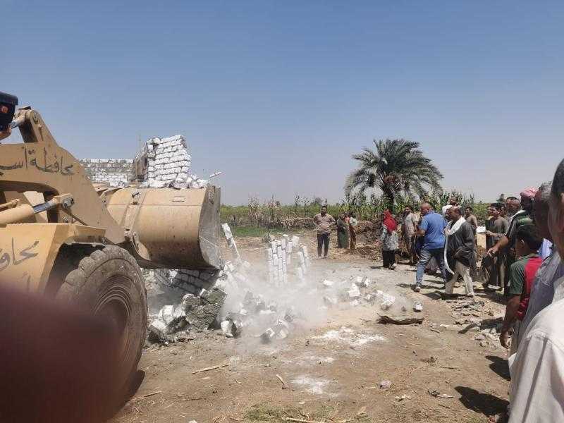 محافظ أسيوط: إزالات فورية لـ 24 حالة تعد على أراضي زراعية ومخالفات بناء