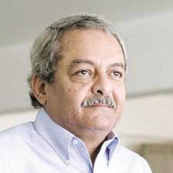 اليوم .. الحكم على الكاتب هشام قاسم لاتهامه بسب وزير القوى العاملة الأسبق