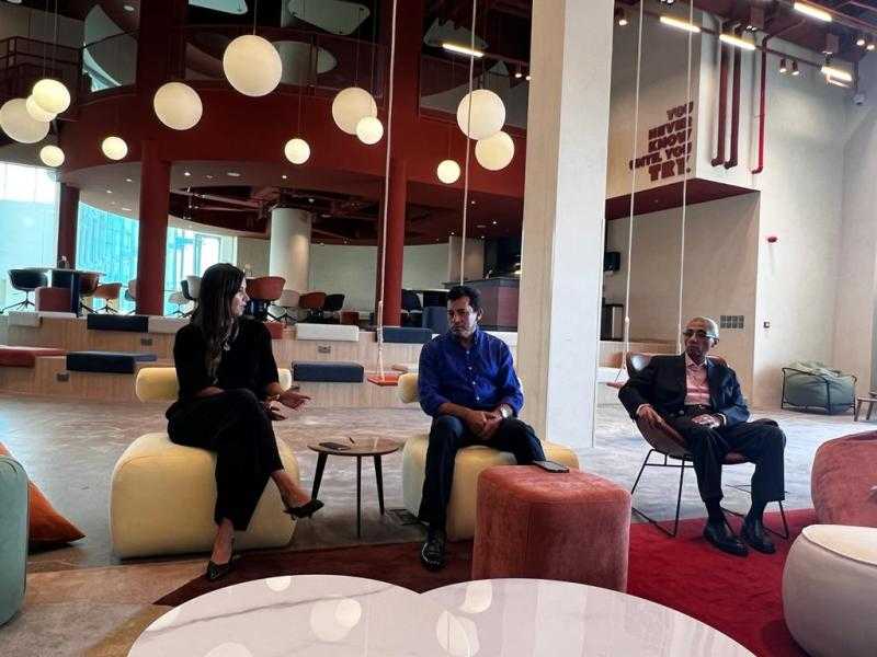 وزير الرياضة يتفقد HQ أكبر مساحة عمل مشتركة للشباب في مملكة البحرين