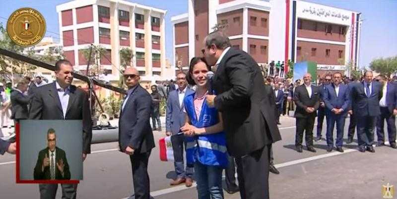 شاهد.. السيسي يٌقبل رأس طفلة في بني سويف: «ليه بتعيطي كده»