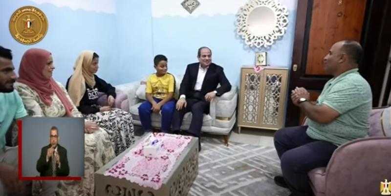 السيسي يزور أسرة مصرية في منزلها داخل قرية «سدس الأمراء» - فيديو