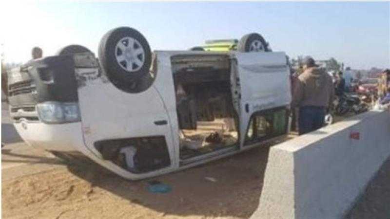 إصابة 12 شخصًا في انقلاب ميكروباص بجوار بوابة العاصمة الإدارية