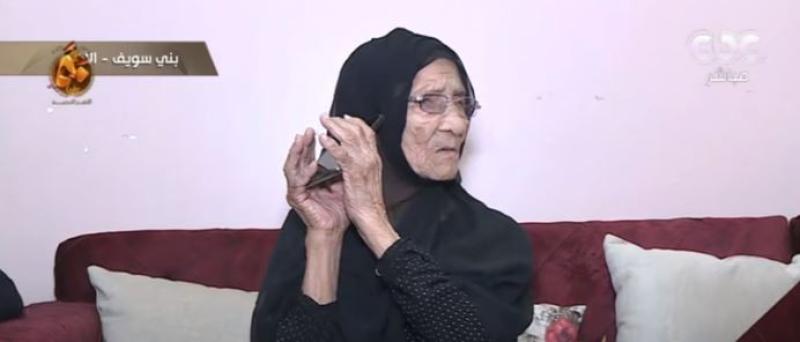 الحاجة جمالات عن لقائها بالرئيس: «مبسوطة وربنا ينصره ويسعده».. فيديو