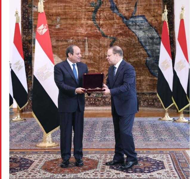 السيسي يمنح المستشار حمادة الصاوي وسام الجمهورية من الطبقة الأولى
