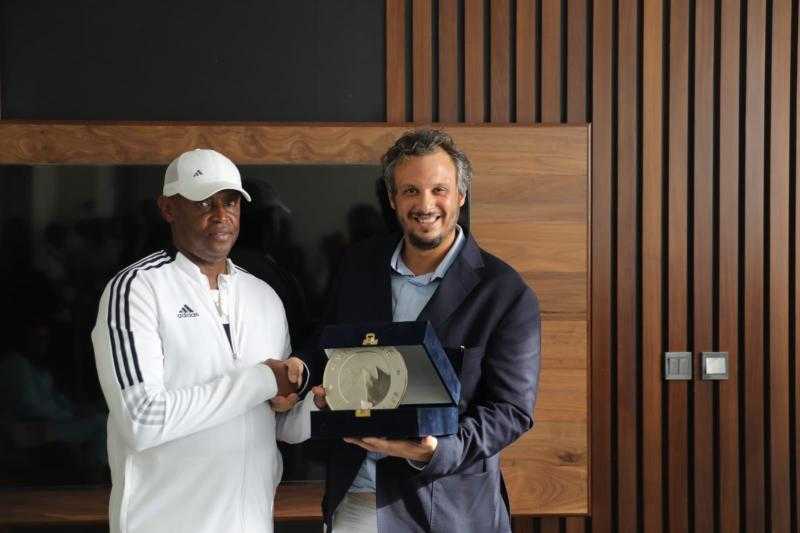 بيراميدز يهدي درع النادي للسفارة المصرية في رواندا