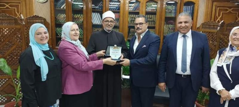 الدكتور سلامة داود خلال تكريم الطالبات