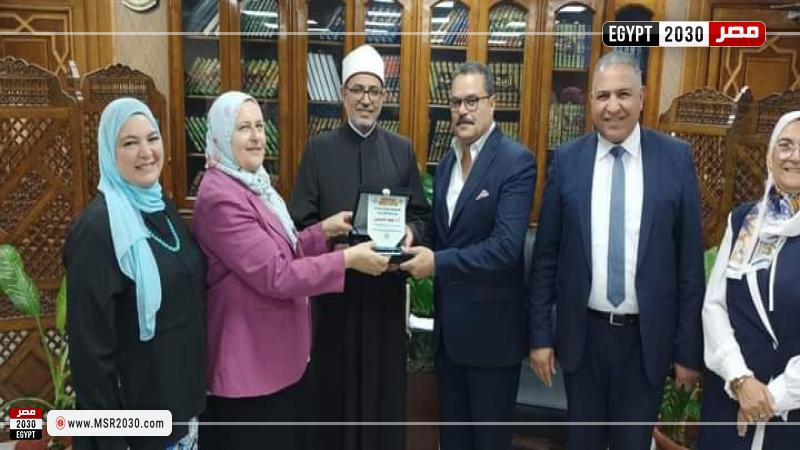 الدكتور سلامة داود خلال تكريم الطالبات