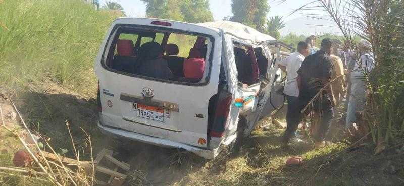 بالأسماء.. مصرع وإصابة 19 شخصا في انقلاب ميكروباص بقنا