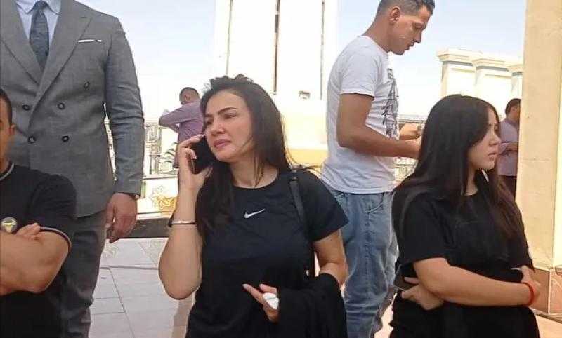 دينا فؤاد ونجوم الفن في جنازة أشرف مصيلحي
