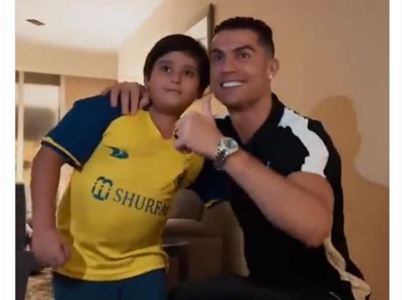 شاهد | رونالدو يحقق أمنية طفل إيراني اخترق معسكر النصر